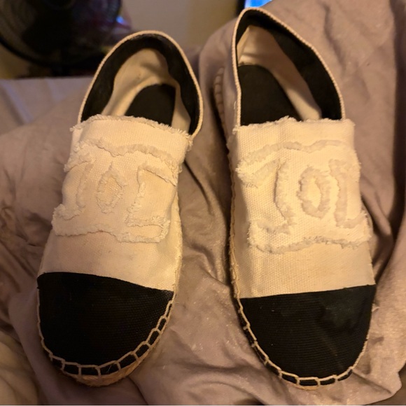 CHANEL Two-Tone Canvas Espadrille Flats in Cream and Black - Picture 4 of 5